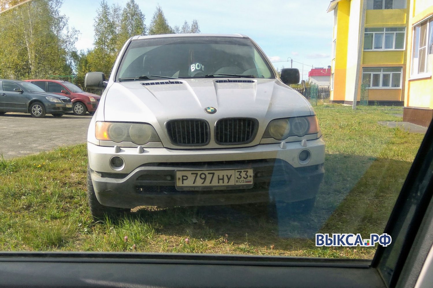 Неигрушечный автомобиль в детском городке